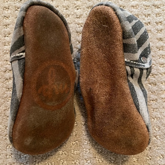 Mon Petit Shoes Soft Sole T Strap Distressed Zebra Suede Sz 3 - Picture 5 of 7